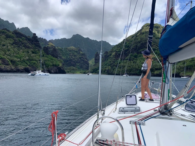 Charter a Bénéteau Oceanis 423 in Nuku-Hiva on Samboat