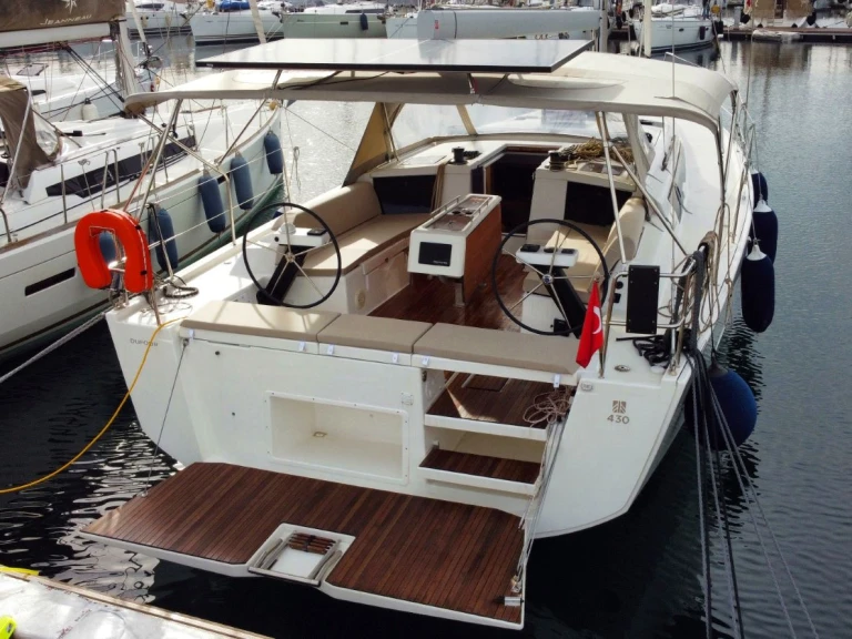 Charter a Dufour Dufour 430 in Marmaris on Samboat