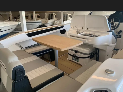 Hire Motorboat Karnic with a boat licence