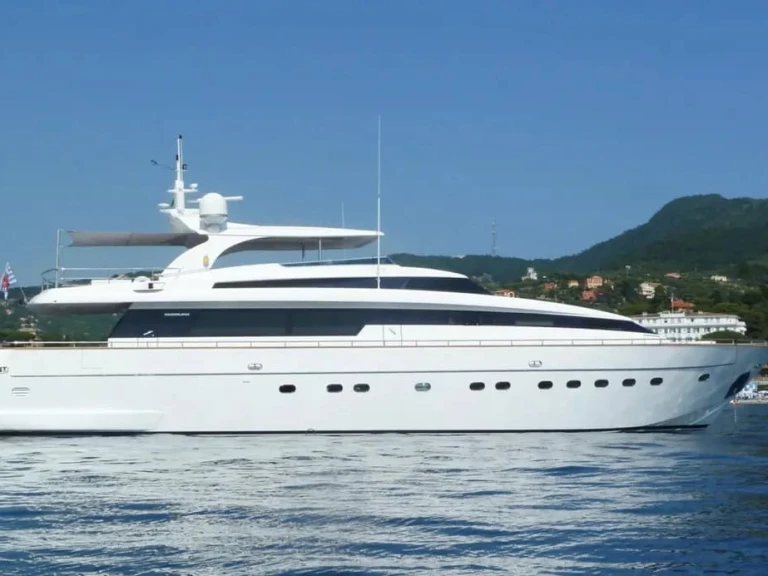 Hire Luxury Yacht San Lorenzo with a boat licence