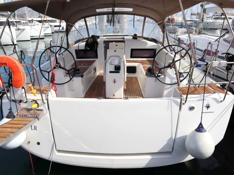 Hire Sailboat with or without skipper Jeanneau Gouvia