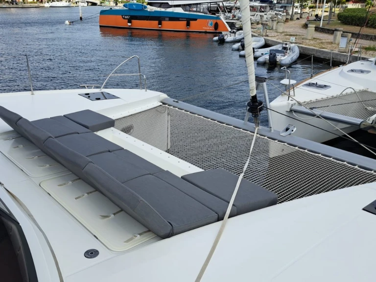 Hire a Fountaine Pajot Astréa 42 (6 cab.) Bormes-les-Mimosas