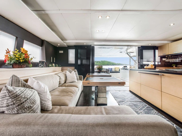 Hire Luxury Yacht Lagoon with a boat licence