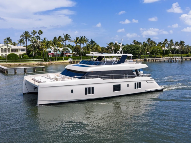 Hire Luxury Yacht Sunreef with a boat licence