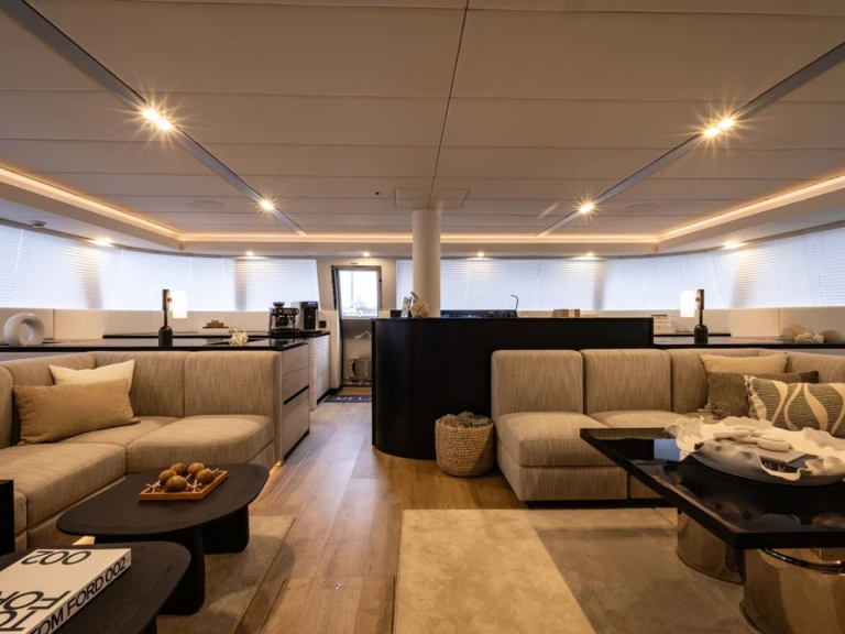 Hire Luxury Yacht Sunreef with a boat licence