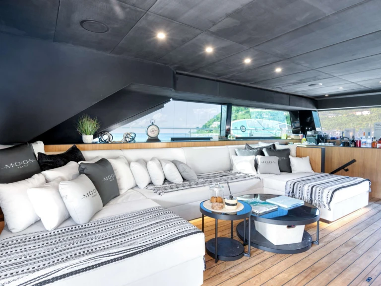 Hire Luxury Yacht Moon Yacht with a boat licence