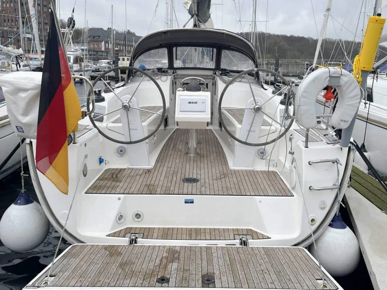 Hire Sailboat Bavaria with a boat licence