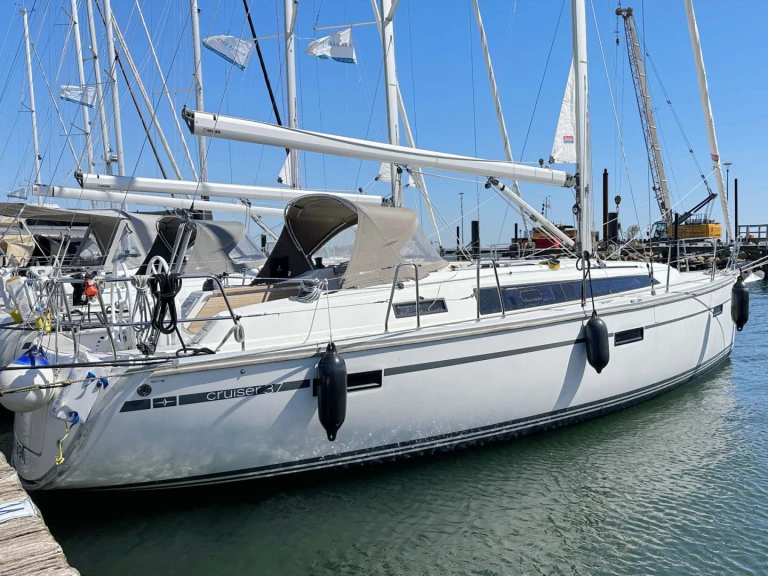 Hire Sailboat Bavaria with a boat licence
