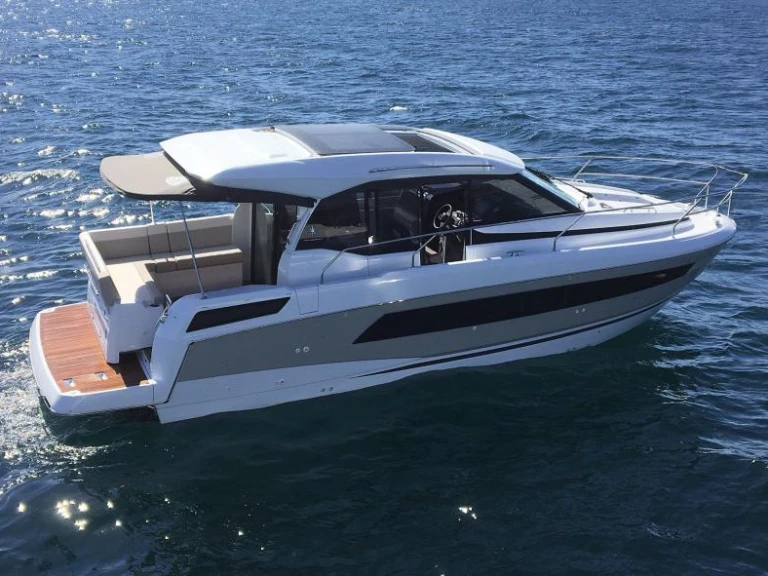 Hire Motorboat Jeanneau with a boat licence