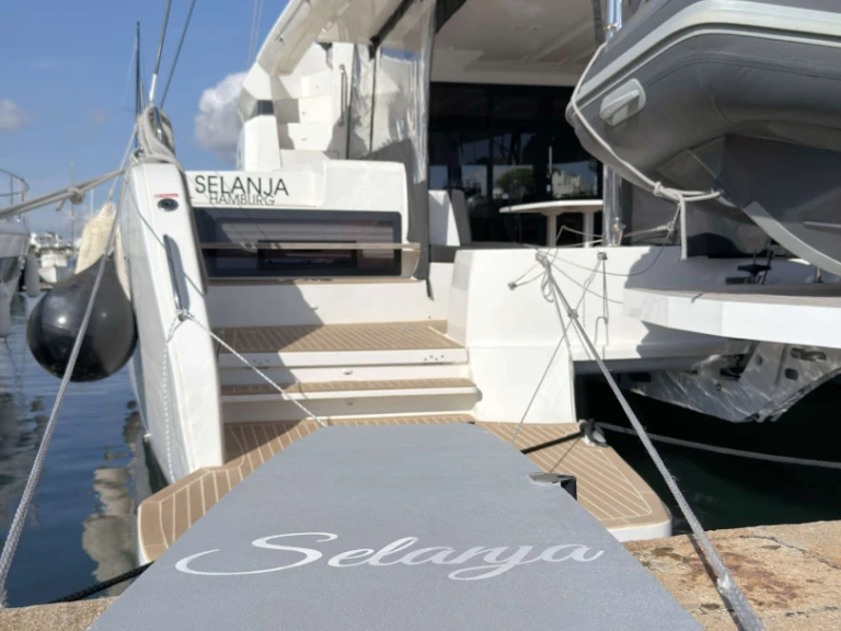 Hire Catamaran Lagoon with a boat licence
