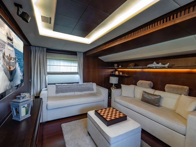 Hire Luxury Yacht Azimut with a boat licence