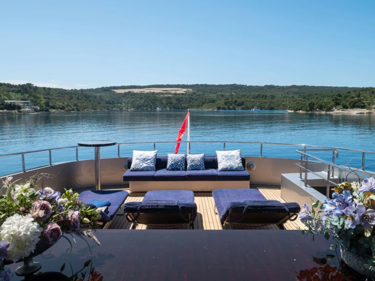 Hire Luxury Yacht Jongert with a boat licence