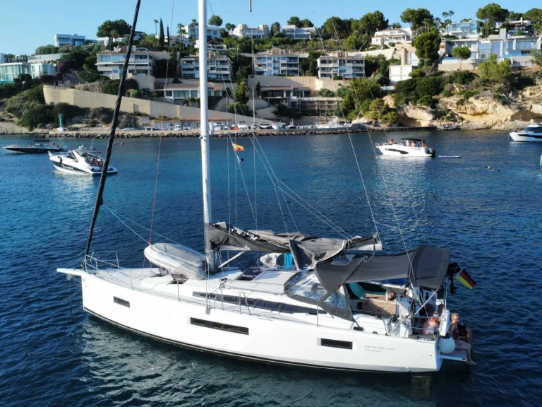 Hire Sailboat Jeanneau with a boat licence