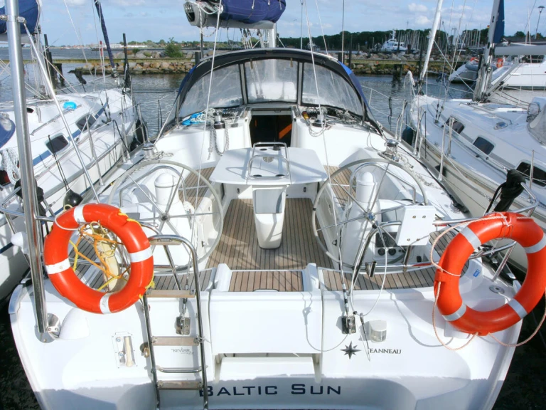 Sailboat hire in Flensburg - Jeanneau Sun Odyssey 43