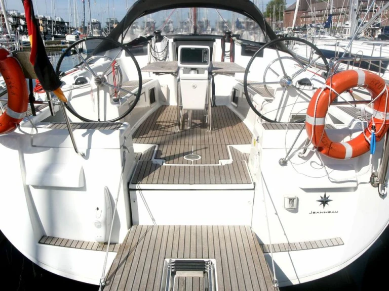 Hire Sailboat Jeanneau with a boat licence