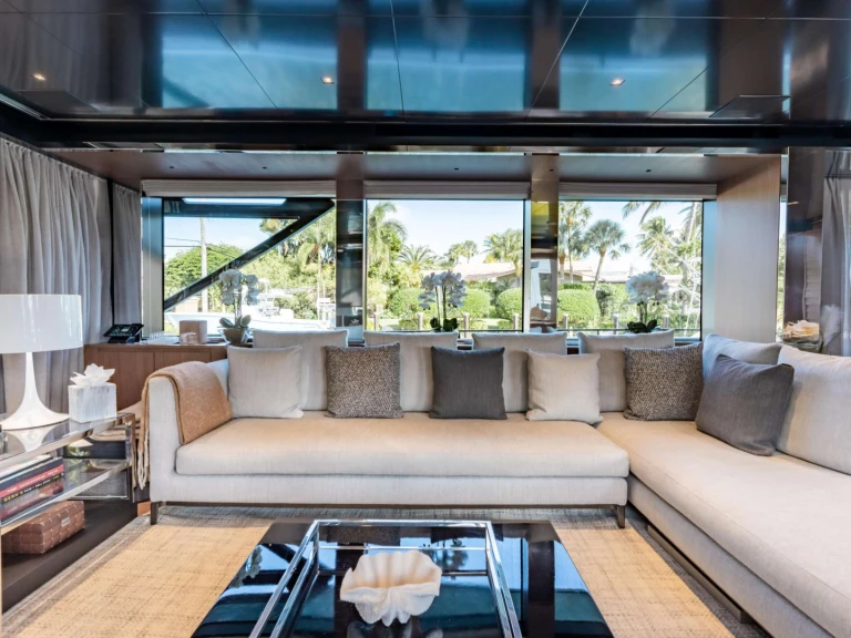 Hire Luxury Yacht Riva with a boat licence