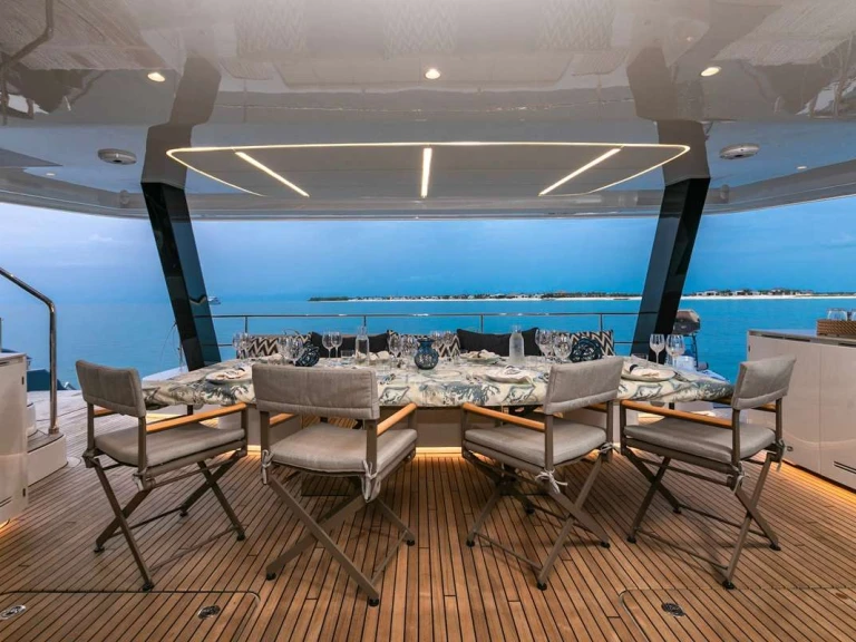 Hire Luxury Yacht Sunreef with a boat licence