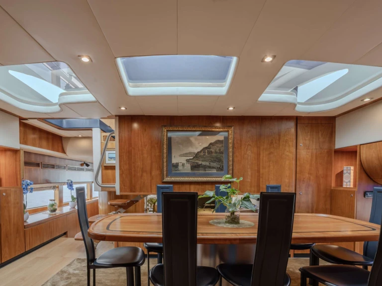 Hire Luxury Yacht Conam with a boat licence