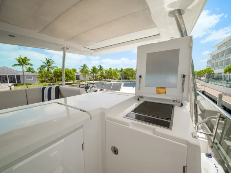 Hire Luxury Yacht Prestige Yachts with a boat licence