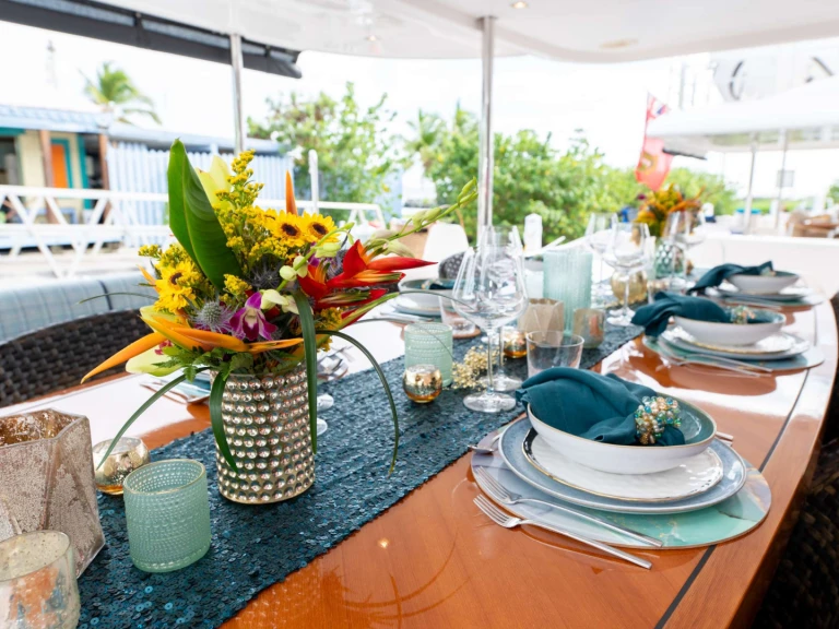 Luxury Yacht hire in Bahamas - Horizon MUCHO GUSTO