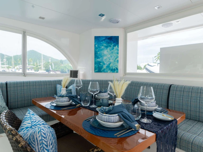 Hire Luxury Yacht Horizon with a boat licence