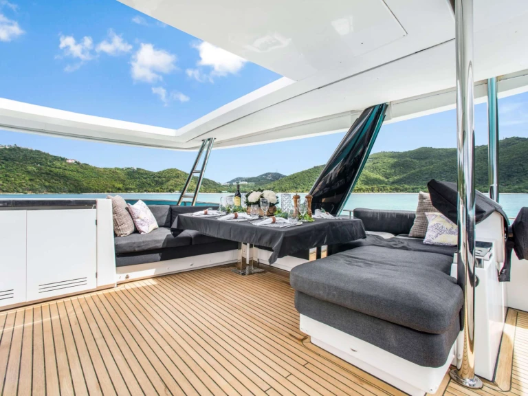 Hire Luxury Yacht Lagoon with a boat licence