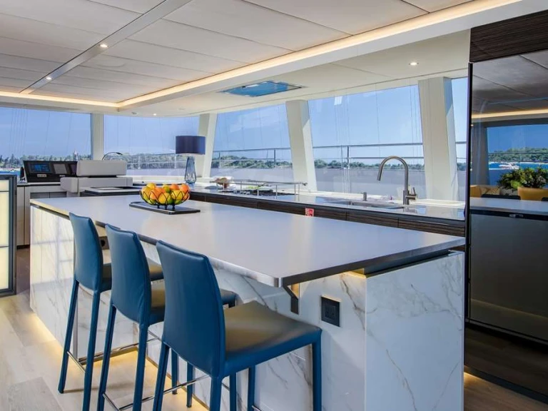 Hire Luxury Yacht Sunreef with a boat licence