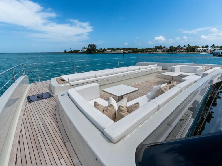 Hire Luxury Yacht Sunreef with a boat licence