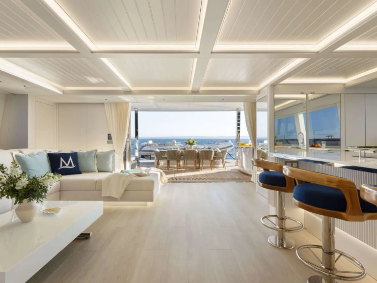 Hire Luxury Yacht Sunreef with a boat licence