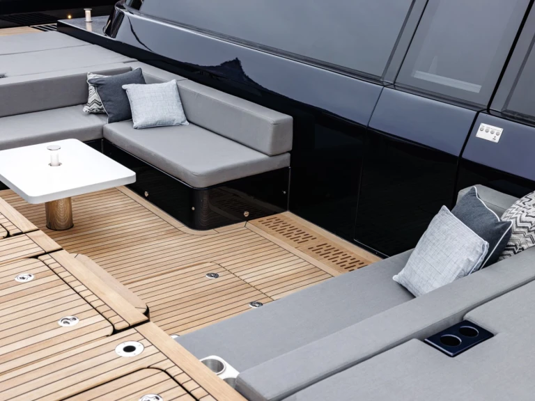 Hire Luxury Yacht Sunreef with a boat licence