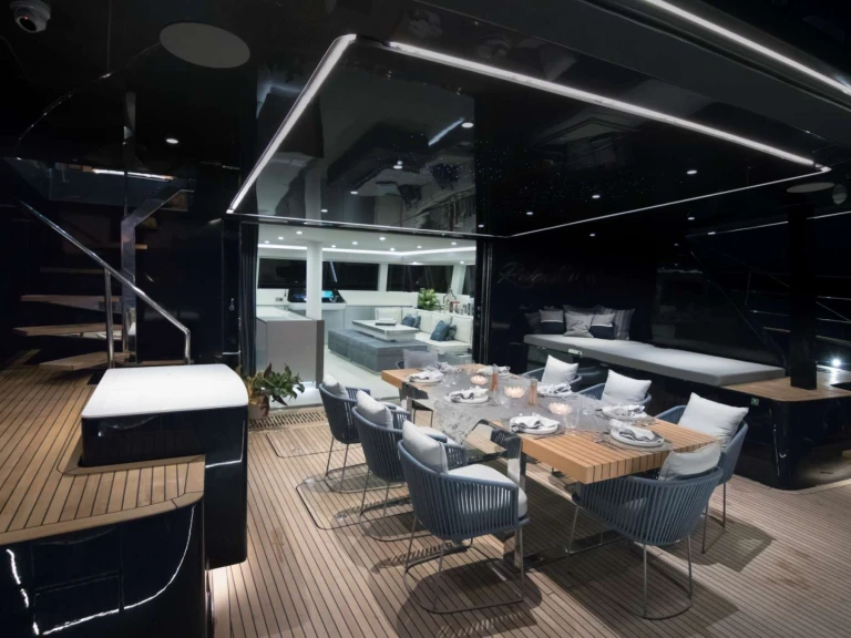 Hire Luxury Yacht Sunreef with a boat licence