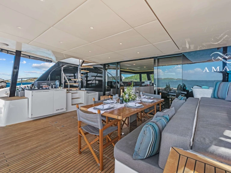 Hire Luxury Yacht Sunreef with a boat licence