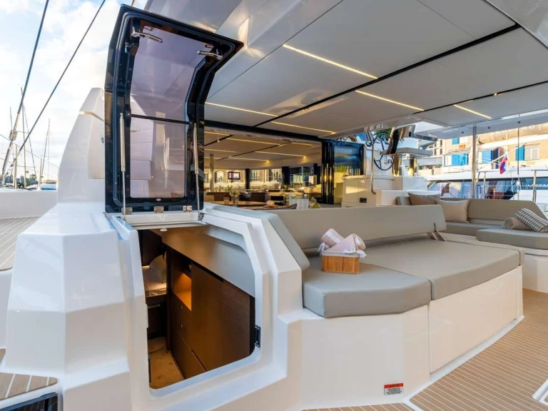 Hire Luxury Yacht Leopard with a boat licence
