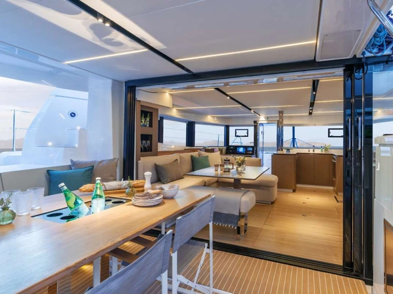 Luxury Yacht to hire Road Town at the best price