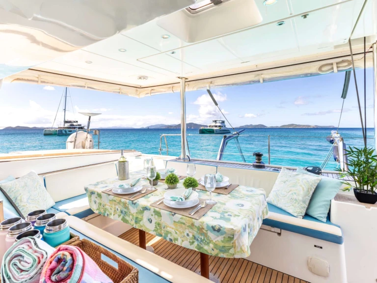 Hire Luxury Yacht Lagoon with a boat licence