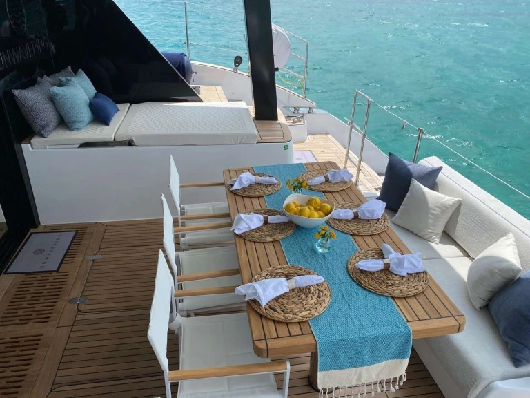 Hire Luxury Yacht Sunreef with a boat licence