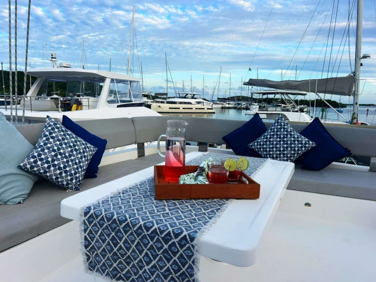 Luxury Yacht to hire Road Town at the best price