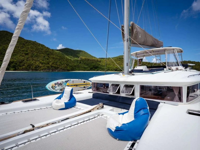 Hire Luxury Yacht Lagoon with a boat licence
