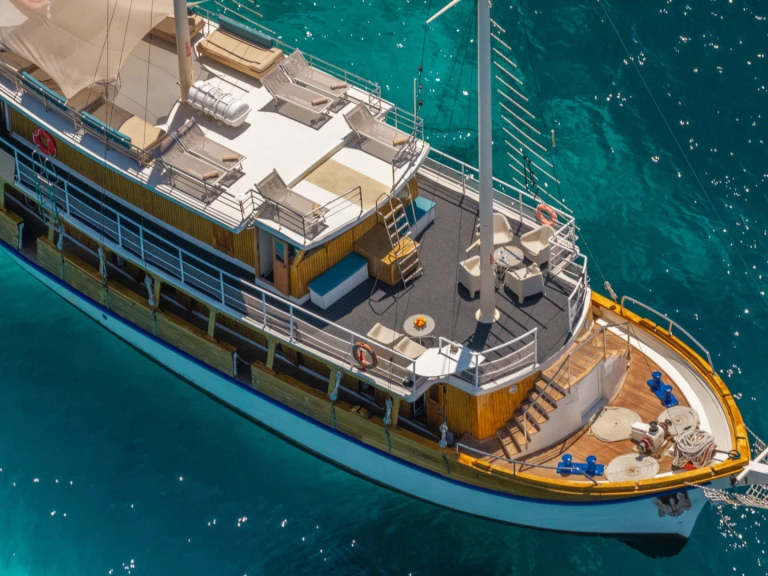 Hire Luxury Yacht Custom with a boat licence