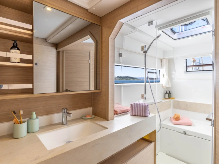 Hire a Lagoon Lagoon 43 (6 cab.) Paros (Island)