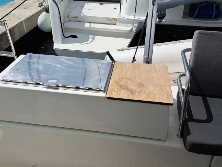 Hire a Fountaine Pajot Astréa 42 (6 cab.) Bormes-les-Mimosas