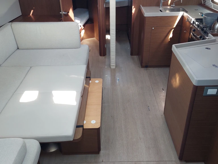 Sailboat to hire Plataniás at the best price
