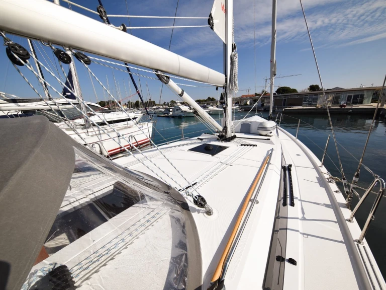 Charter a Bavaria Bavaria C42 in Zadar on Samboat