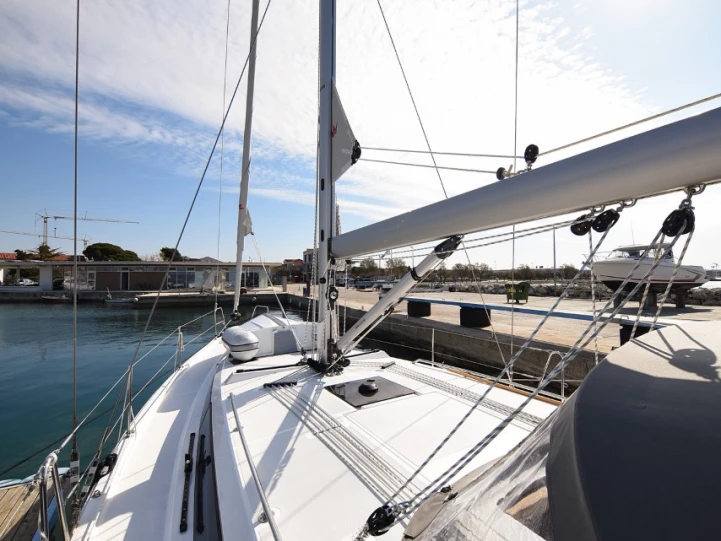 Hire Sailboat Bavaria with a boat licence