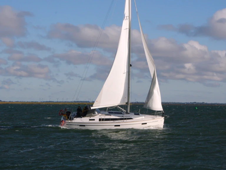 Sailboat hire in Heiligenhafen - Bavaria Cruiser 37