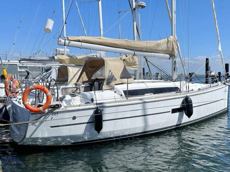 Sailboat hire in Heiligenhafen - Dufour Dufour 310