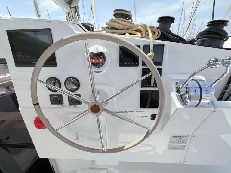 Hire Catamaran Fountaine Pajot with a boat licence