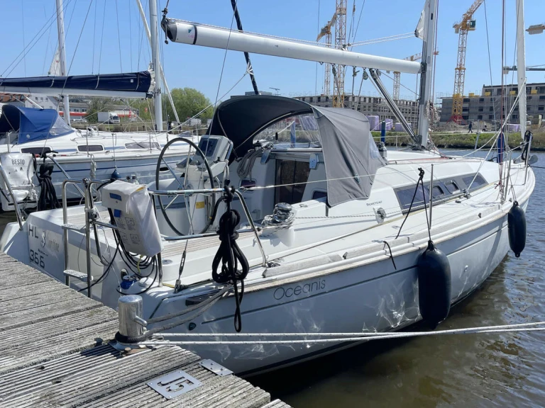 Bénéteau Oceanis 31 charter bareboat or skippered in  Barth
