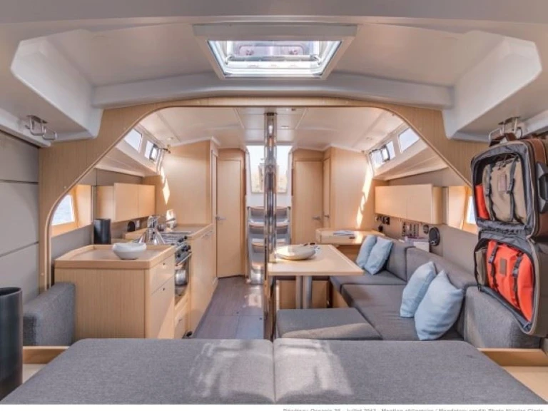 Yacht charter Barth - Bénéteau Oceanis 38.1 on SamBoat