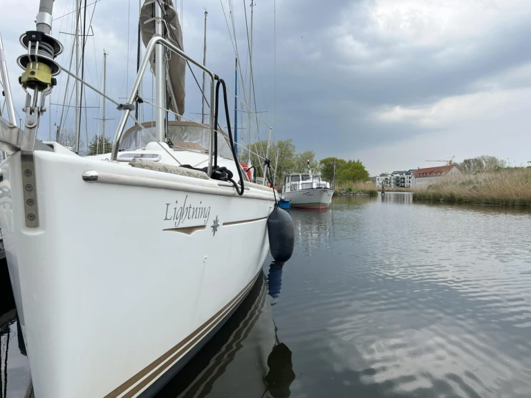 Hire Sailboat Jeanneau with a boat licence